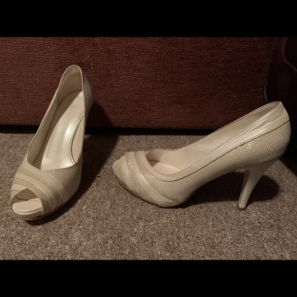 Cream peep-toe shoes size 38 (7-7 1/2) - Picture 3 of 4